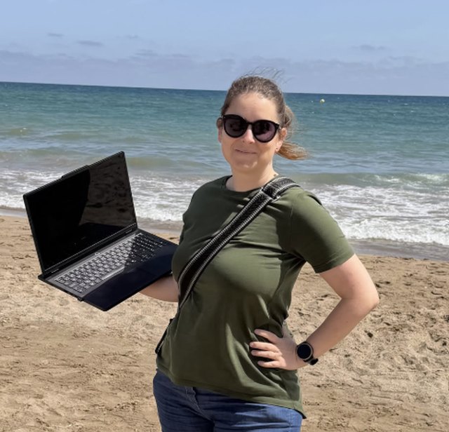 Lucie Budíková s notebookem na pláži